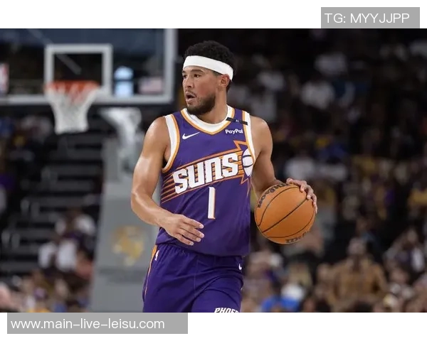 布克表现抢眼半场17分助力球队进攻火力全开次节独得11分展现个人能力