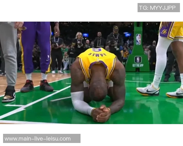 詹姆斯怒斥裁判判罚不公直言这犯规实在太离谱了